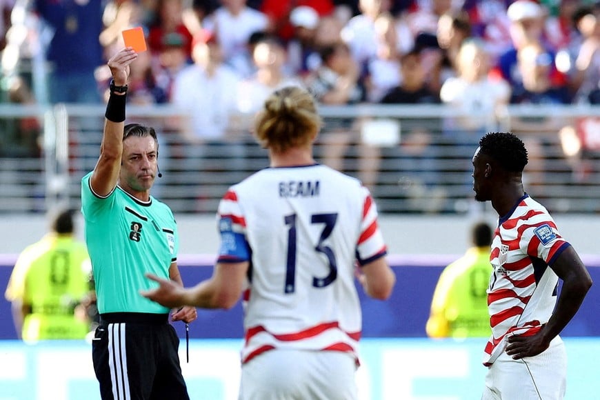 FILE PHOTO: Soccer Football - FIFA World Cup 2026 - Round of 32 - United States v Bosnia and Herzegovina - San Francisco Bay Area Stadium, Santa Clara, California, U.S. - July 1, 2026
Folarin Balogun of the U.S. is shown a red card by referee Raphael Claus REUTERS/Phil Noble/File Photo