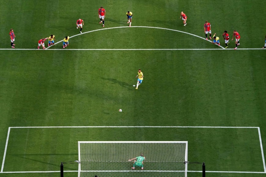 Soccer Football - FIFA World Cup 2026 - Round of 16 - Brazil v Norway - New York New Jersey Stadium, East Rutherford, New Jersey, U.S. - July 5, 2026
Brazil's Neymar Jr. scores their first goal from the penalty spot REUTERS/Mike Segar TPX IMAGES OF THE DAY