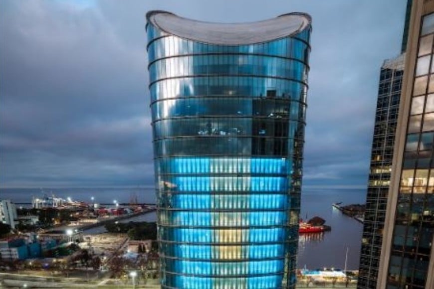 El símbolo patrio que vuelve a iluminar la Torre Macro
