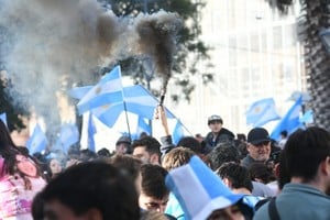 Los festejos de los santafesinos tras el agónico triunfo de Argentina. Foto: Manuel Fabatía.