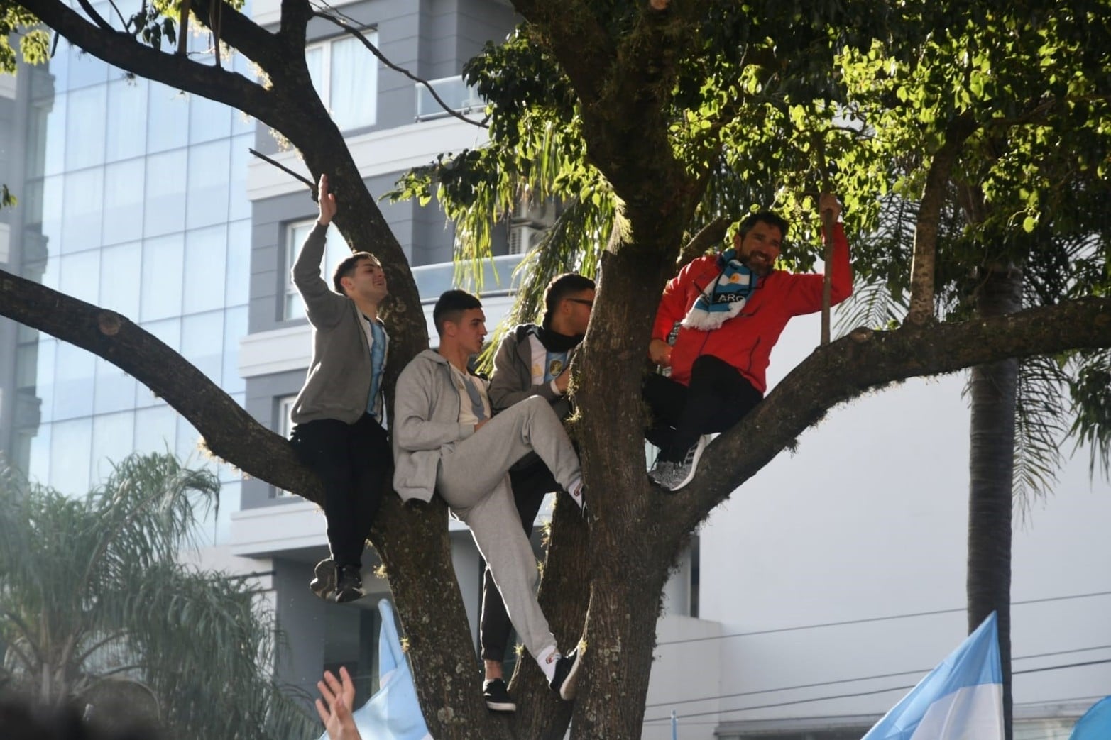 Los festejos de los santafesinos tras el agónico triunfo de Argentina.