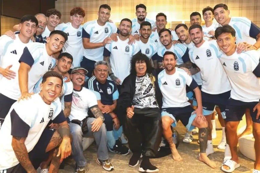 La mona alentando a la Selección
