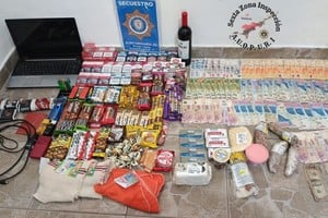 Los elementos mal habidos recuperados por la policía. Foto: Gentileza