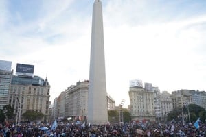 Hinchas visiblemente alcoholizados arrojaron piedras a efectivos policiales.