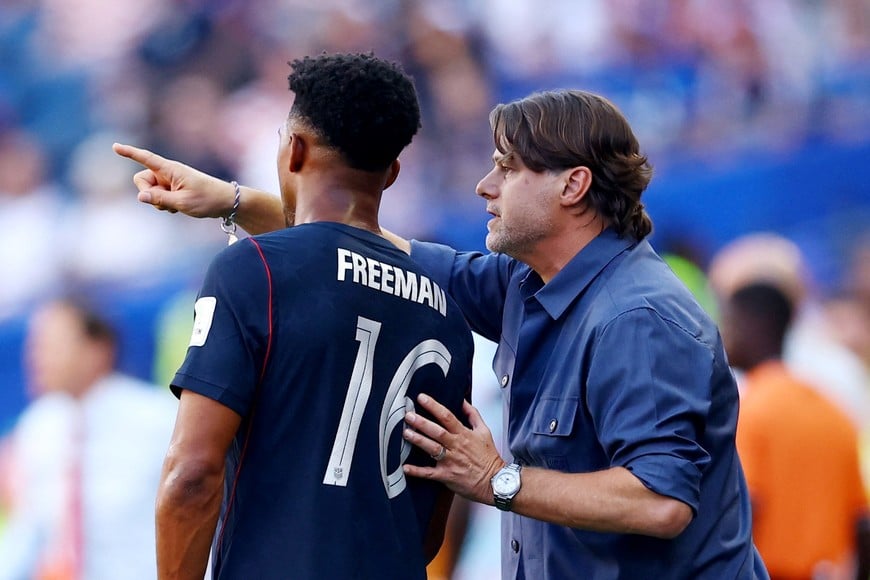 Soccer Football - FIFA World Cup 2026 - Round of 16 - United States v Belgium - Seattle Stadium, Seattle, Washington, U.S. - July 6, 2026
U.S. coach Mauricio Pochettino gives instructions to Alex Freeman REUTERS/Albert Gea