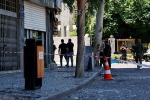 Fuerzas de seguridad y ambulancias acudieron tras las explosiones. Crédito: REUTERS.
