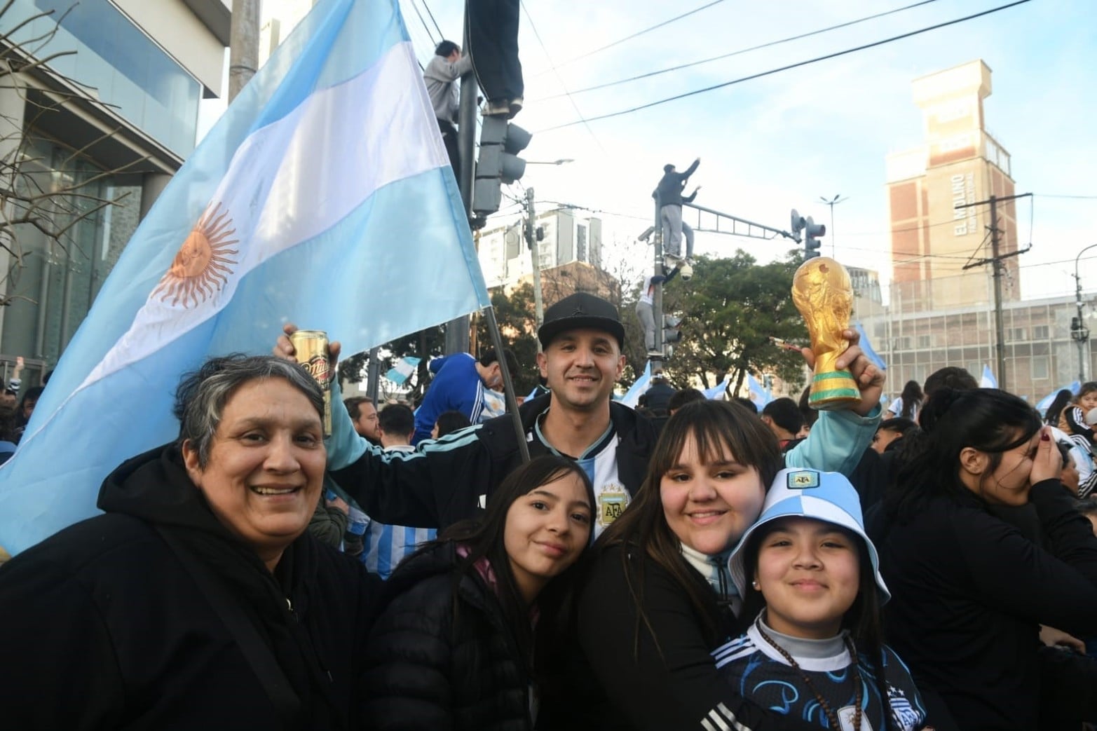 Los festejos de los santafesinos tras el agónico triunfo de Argentina.