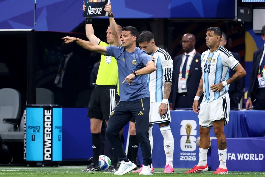 Soccer Football - FIFA World Cup 2026 - Round of 16 - Argentina v Egypt - Atlanta Stadium, Atlanta, Georgia, U.S. - July 7, 2026
Argentina's Nicolas Otamendi and Facundo Medina prepare to come on as substitutes as coach Lionel Scaloni reacts IMAGN IMAGES via Reuters/Brett Davis
