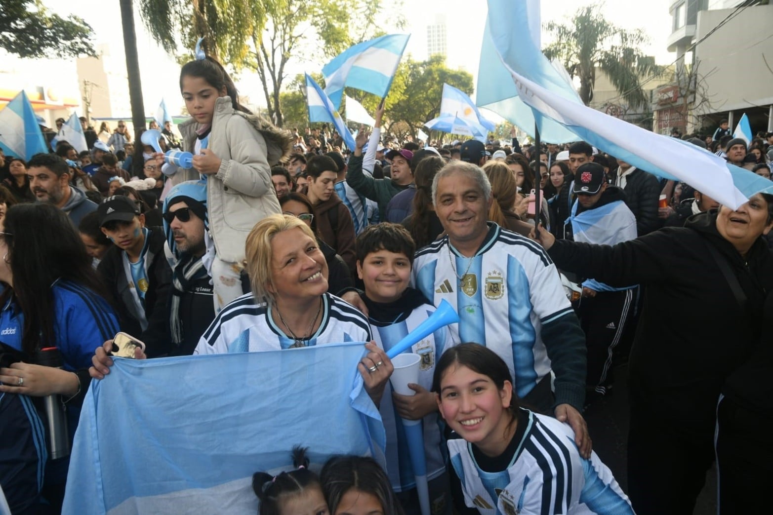 Los festejos de los santafesinos tras el agónico triunfo de Argentina.