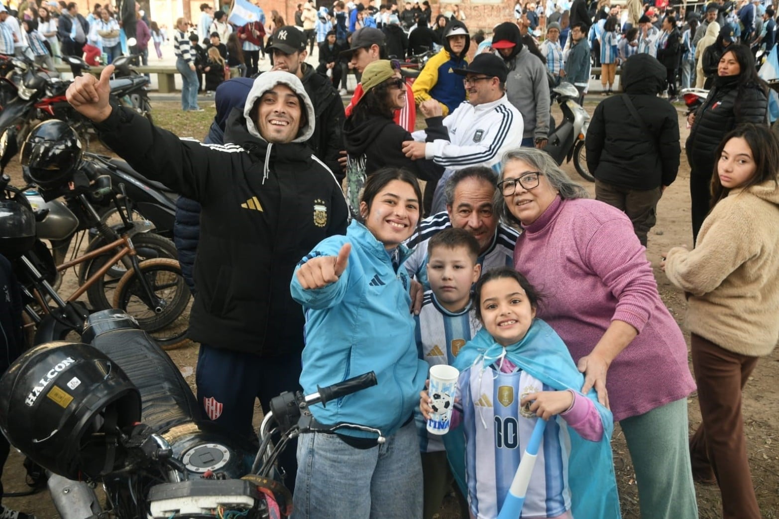 Los festejos de los santafesinos tras el agónico triunfo de Argentina.