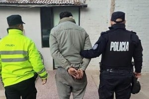 Traslado del detenido a sede policial. Foto: Gentileza