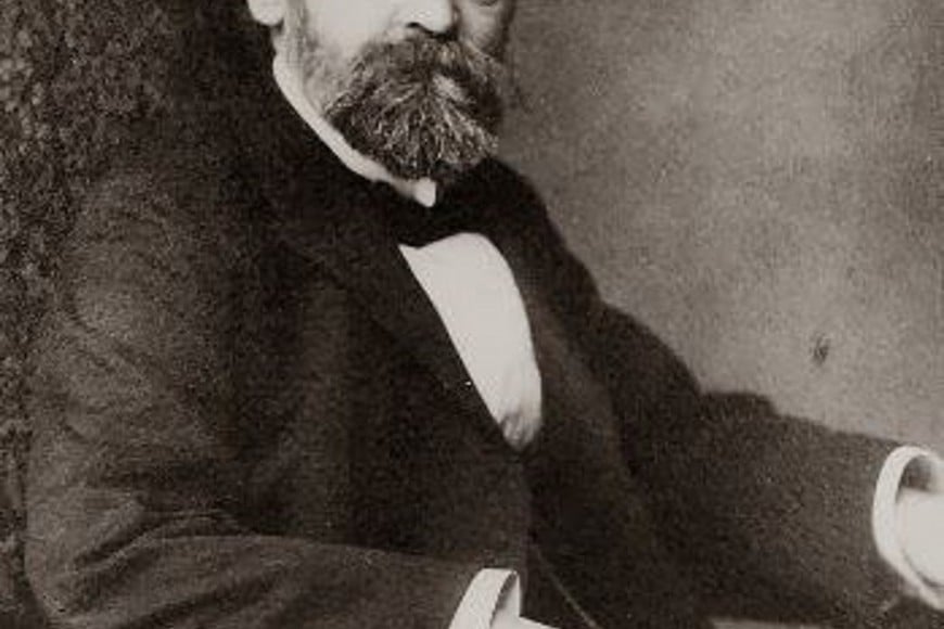 Ferdinand Tönnies (1855-1936). Sociólogo alemán ampliamente reconocido, famoso por su distinción entre comunidad y sociedad, conceptos que originan diferentes tipos de relaciones sociales según el tamaño de la población y su grado de complejidad en la división social del trabajo.