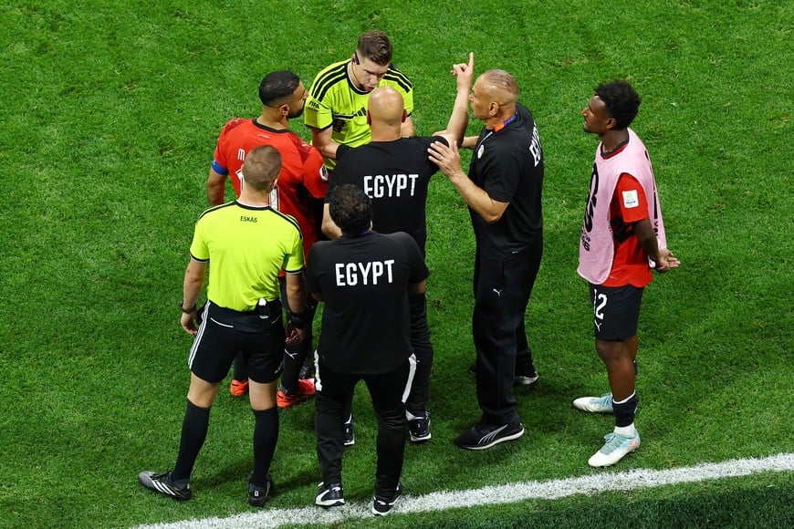 Soccer Football - FIFA World Cup 2026 - Round of 16 - Argentina v Egypt - Atlanta Stadium, Atlanta, Georgia, U.S. - July 7, 2026
Egypt coach Hossam Hassan remonstrates with referee Francois Letexier REUTERS/Marco Bello