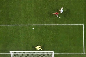 Enzo Fernández convirtió de cabeza el 3-2 ante Egipto en el tiempo de descuento. Foto: Reuters