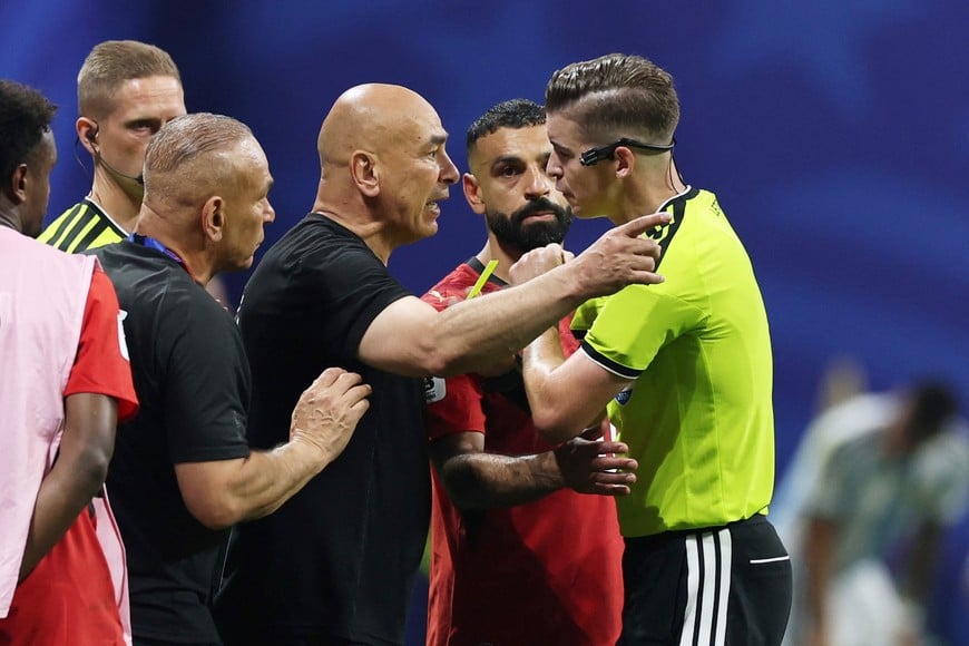 Soccer Football - FIFA World Cup 2026 - Round of 16 - Argentina v Egypt - Atlanta Stadium, Atlanta, Georgia, U.S. - July 7, 2026
Egypt coach Hossam Hassan is shown a yellow card by referee Francois Letexier REUTERS/Paul Childs
