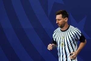 (260703) -- MIAMI, 3 julio, 2026 (Xinhua) -- El jugador Lionel Messi, de Argentina, es visto previo al partido de dieciseisavos de final de la Copa Mundial de la FIFA 2026 ante Cabo Verde, celebrado en el Estadio Miami, en Miami, Estados Unidos, el 3 de julio de 2026. (Xinhua/Xu Zijian) (rtg) (vf)