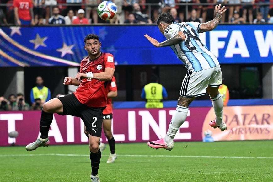 (260707) -- ATLANTA, 7 julio, 2026 (Xinhua) -- El jugador Enzo Fernández (d), de Argentina, cabecea el balón para marcar su anotación durante el partido de octavos de final de la Copa Mundial de la FIFA 2026 ante Egipto, celebrado en el Estadio Atlanta, en Atlanta, Estados Unidos, el 7 de julio de 2026. (Xinhua/Chen Yichen) (ah) (vf)