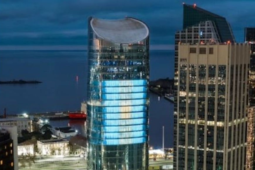 La Torre Macro vuelve a lucir la bandera más grande del país