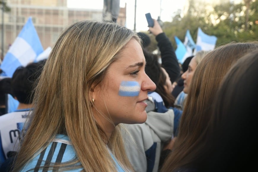 Los festejos de los santafesinos tras el agónico triunfo de Argentina. Foto: Manuel Fabatía.