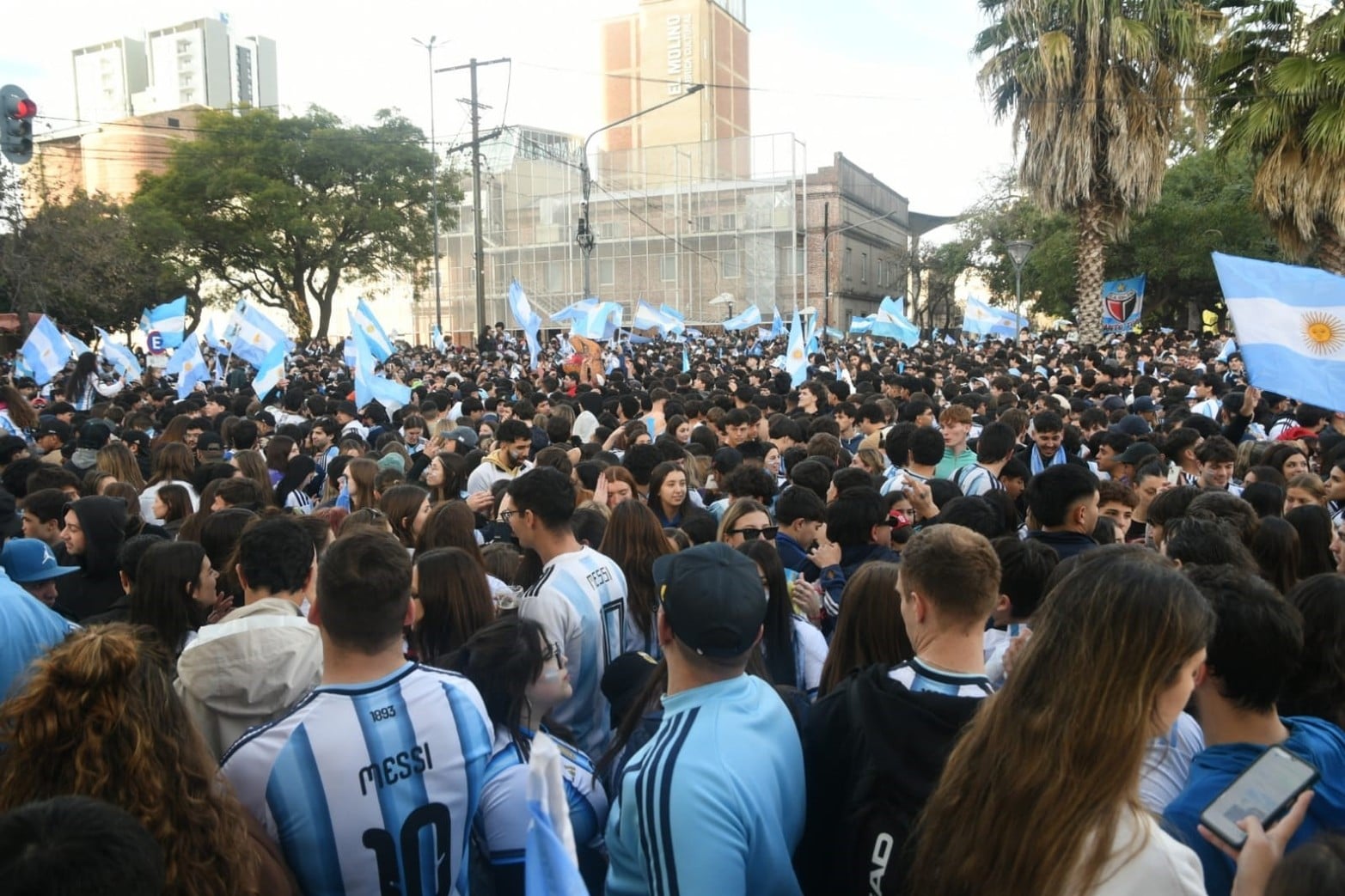 Los festejos de los santafesinos tras el agónico triunfo de Argentina.