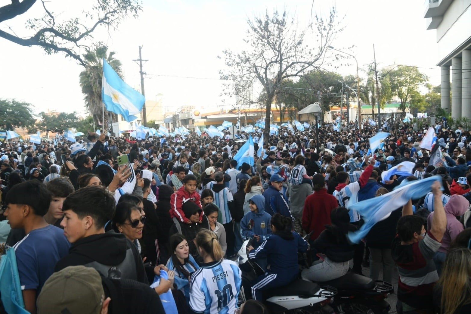 Los festejos de los santafesinos tras el agónico triunfo de Argentina.