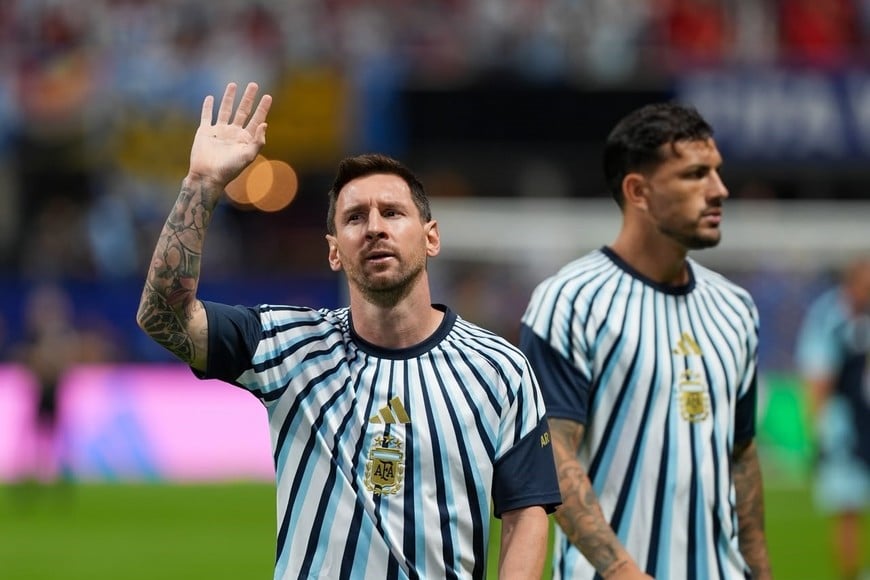 Messi y Paredes en la previa a Argentina-Egipto. Foto: Fernando Nicola
