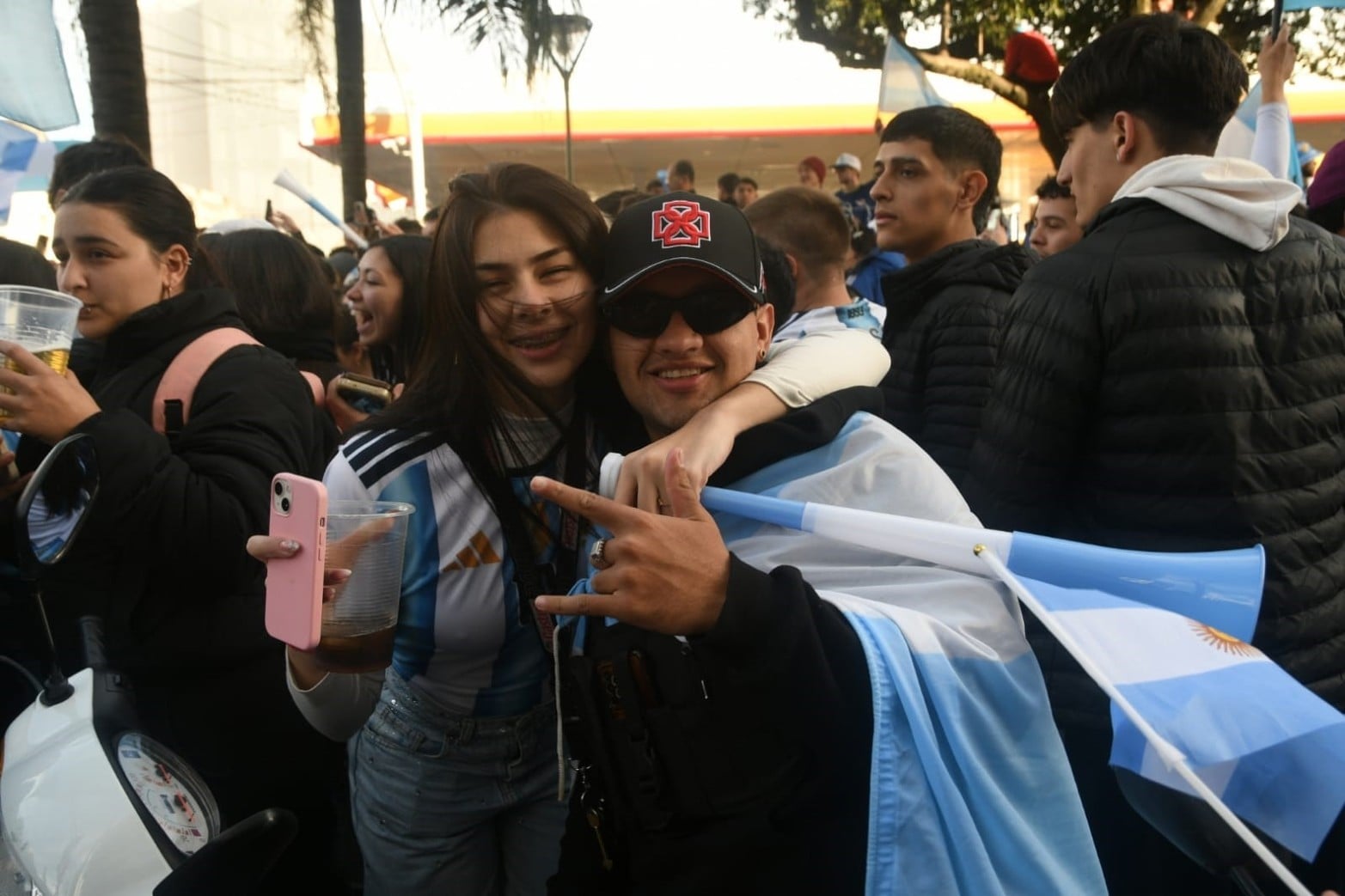 Los festejos de los santafesinos tras el agónico triunfo de Argentina.