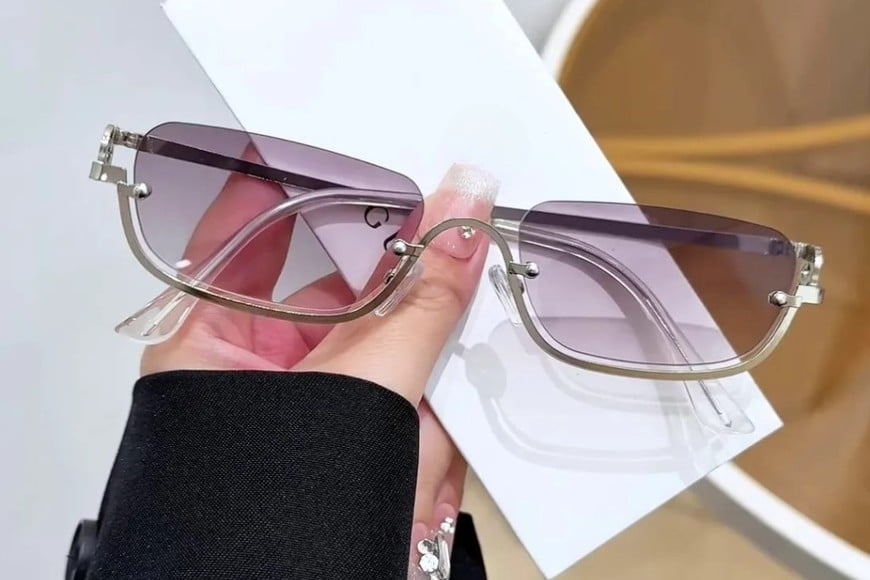Los accesorios Y2K transforman cualquier look con un toque retro.
