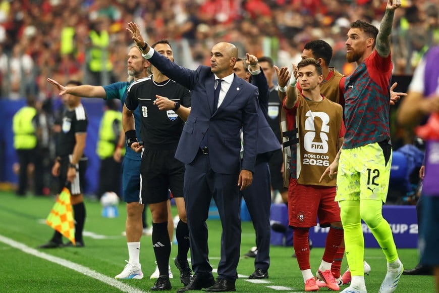 Soccer Football - FIFA World Cup 2026 - Round of 16 - Portugal v Spain - Dallas Stadium, Arlington, Texas, U.S. - July 6, 2026
Portugal coach Roberto Martinez and Jose Sa react REUTERS/Kai Pfaffenbach