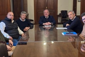 Michlig con Javkin y dirigentes de Creo en la tarde santafesina. Foto: Prensa Senado