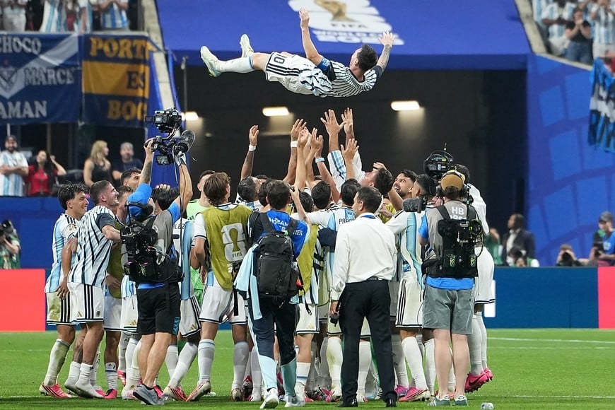 (260707) -- ATLANTA, 7 julio, 2026 (Xinhua) -- El jugador Lionel Messi (arriba), de Argentina, festeja con sus compañeros al término del partido de octavos de final de la Copa Mundial de la FIFA 2026 ante Egipto, celebrado en el Estadio Atlanta, en Atlanta, Estados Unidos, el 7 de julio de 2026. (Xinhua/Huang Zongzhi) (ah) (ce)