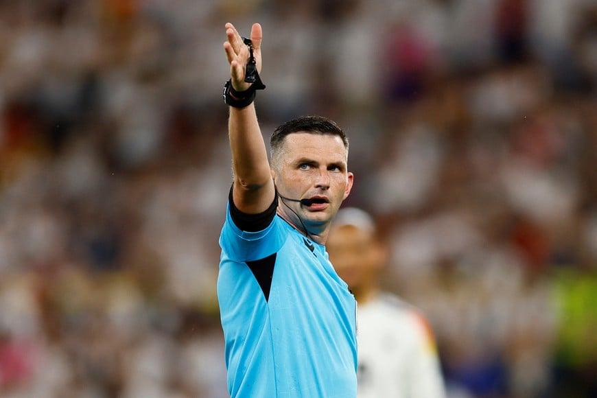 Soccer Football - Euro 2024 - Round of 16 - Germany v Denmark - Dortmund BVB Stadion, Dortmund, Germany - June 29, 2024
Referee Michael Oliver REUTERS/Leon Kuegeler