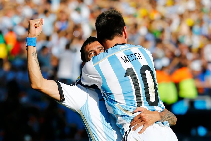 festejo de gol Argentina's Angel Di Maria celebrates after scoring a goal with teammate Lionel Messi during extra time in their 2014 World Cup round of 16 game against Switzerland at the Corinthians arena in Sao Paulo July 1, 2014. REUTERS/Ivan Alvarado (BRAZIL - Tags: SOCCER SPORT WORLD CUP TPX IMAGES OF THE DAY) TOPCUP san pablo brasil angel di maria lionel messi futbol campeonato mundial 2014 octavos de final futbol futbolistas seleccion argentina suiza