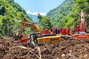 Rescatistas trabajaron en el sitio de un deslizamiento de tierra ocurrido en una aldea, en la provincia de Gansu, en el noroeste de China. Crédito: Xinhua