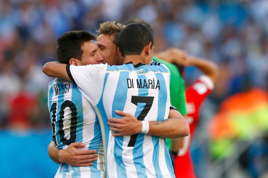 festejos al terminar el partido Argentina's Lionel Messi, Angel Di Maria (7) and Lucas Biglia (C) celebrate after extra time in the 2014 World Cup round of 16 game between Argentina and Switzerland at the Corinthians arena in Sao Paulo July 1, 2014. REUTERS/Eddie Keogh (BRAZIL - Tags: TPX IMAGES OF THE DAY SOCCER SPORT WORLD CUP) san pablo brasil lionel messi lucas biglia angel di maria futbol campeonato mundial 2014 octavos de final futbol futbolistas seleccion argentina suiza