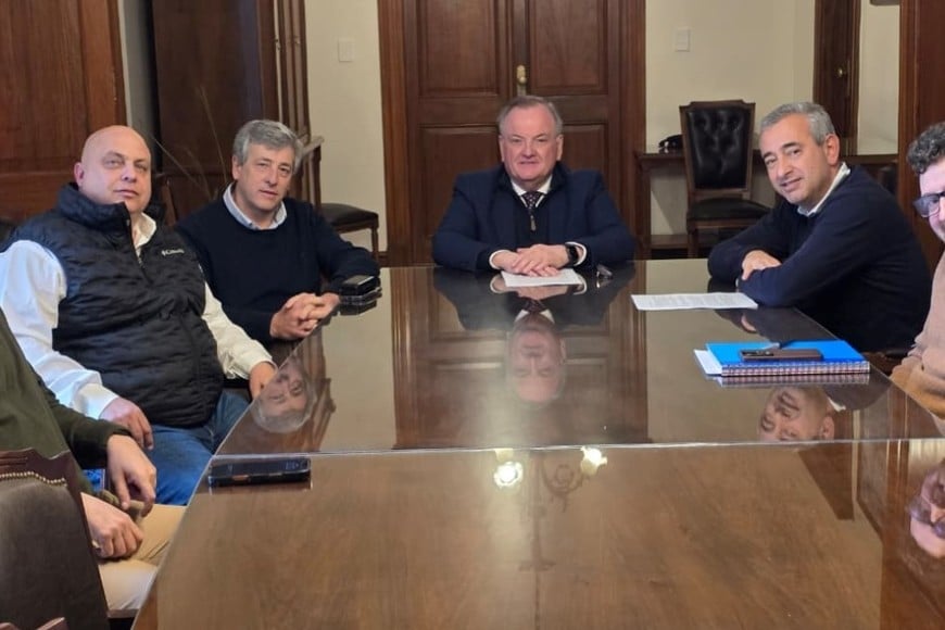 Michlig con Javkin y dirigentes de Creo en la tarde santafesina. Foto: Prensa Senado
