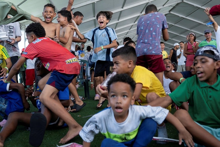 Children react while watching a World Cup match on a TV screen at a makeshift shelter run by the United Nations (UN) at the Jose Maria Vargas Sports Complex, in the aftermath of the June 24 earthquakes, in La Guaira, Venezuela, July 7, 2026. REUTERS/Marian Carrasquero TPX IMAGES OF THE DAY