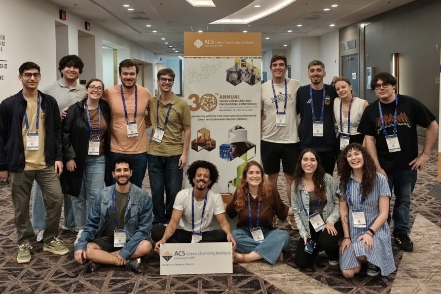 Alejandro Vallejo Orrego junto a compañeros participantes del 30th Annual Green Chemistry & Engineering Conference (GC&E) en la ciudad de San Antonio, Texas (USA).