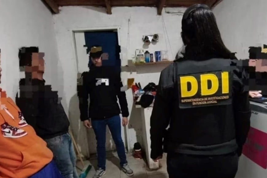Durante un allanamiento fueron secuestrados teléfonos, computadoras y otros dispositivos electrónicos que serán peritados por la Justicia.