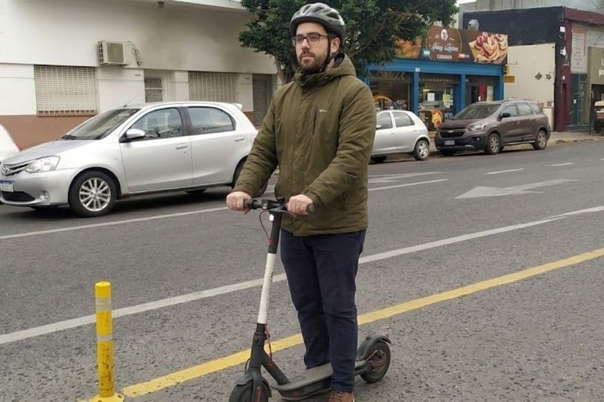 Para circular en monopatín por Santa Fe, hay reglas que deben cumplirse. Imagen generada con IA.