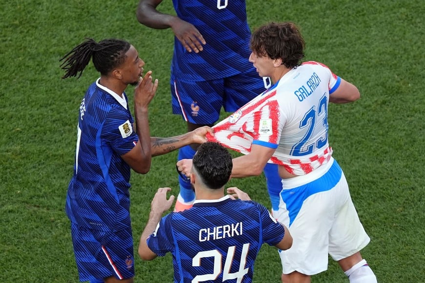 Soccer Football - FIFA World Cup 2026 - Round of 16 - Paraguay v France - Philadelphia Stadium, Philadelphia, Pennsylvania, U.S. - July 4, 2026
France's Michael Olise and Paraguay's Matias Galarza clash as Rayan Cherki reacts IMAGN IMAGES via Reuters/Kyle Ross