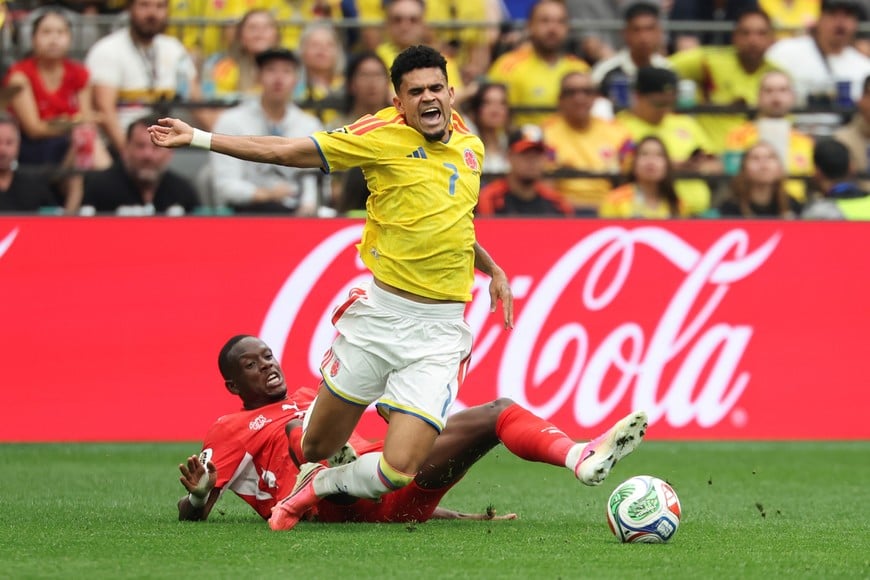 (260707) -- VANCOUVER, 7 julio, 2026 (Xinhua) -- El jugador Luis Díaz (arriba), de Colombia, es derribado durante el partido de octavos de final de la Copa Mundial de la FIFA 2026 ante Suiza, celebrado en el Estadio BC Place Vancouver, en Vancouver, Canadá, el 7 de julio de 2026. (Xinhua/Zou Zheng) (ah) (vf)