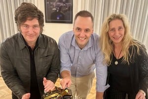 Javier Milei junto a Manuel Adorni y su hermana Karina, "El Jefe". La estrategia de LLA deberá ser recalculada.