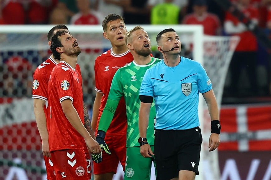 Soccer Football - Euro 2024 - Round of 16 - Germany v Denmark - Dortmund BVB Stadion, Dortmund, Germany - June 29, 2024
Referee Michael Oliver looks up with Denmark's Kasper Schmeichel, Thomas Delaney and teammates after suspending the game due to adverse weather conditions REUTERS/Kai Pfaffenbach
