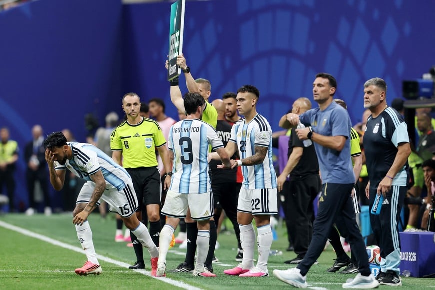 Soccer Football - FIFA World Cup 2026 - Round of 16 - Argentina v Egypt - Atlanta Stadium, Atlanta, Georgia, U.S. - July 7, 2026
Argentina's Nicolas Gonzalez and Lautaro Martinez comes on as substitutes to replace Nicolas Tagliafico and Rodrigo De Paul REUTERS/Amanda Perobelli