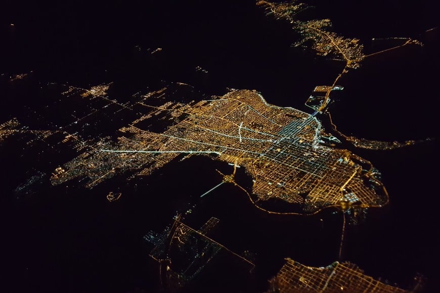 La silueta de la ciudad, desde el aire y de noche, rodeada de ríos. Fernando Nicola