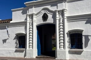 Las sesiones y el acto definitivo tuvieron como escenario la casa de Francisca Bazán de Laguna, declarada hoy Monumento Histórico Nacional y popularmente conocida como la Casa de Tucumán.
