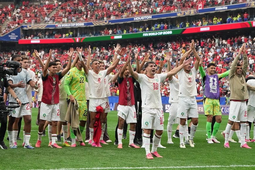 (260704) -- HOUSTON, 4 julio, 2026 (Xinhua) -- Jugadores de Marruecos saludan a los espectadores al término del partido de octavos de final de la Copa Mundial de la FIFA 2026 ante Canadá, celebrado en el Estadio Houston, en Houston, Estados Unidos, el 4 de julio de 2026. (Xinhua/Xiao Yijiu) (rtg) (vf)