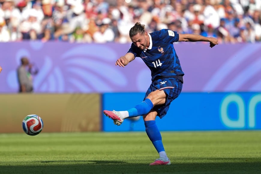 (260704) -- FILADELFIA, 4 julio, 2026 (Xinhua) -- El jugador Adrien Rabiot, de Francia, dispara el balón durante el partido de octavos de final de la Copa Mundial de la FIFA 2026 ante Paraguay, celebrado en el Estadio Filadelfia, en Filadelfia, Estados Unidos, el 4 de julio de 2026. (Xinhua/Lui Siu Wai) (rtg) (vf)