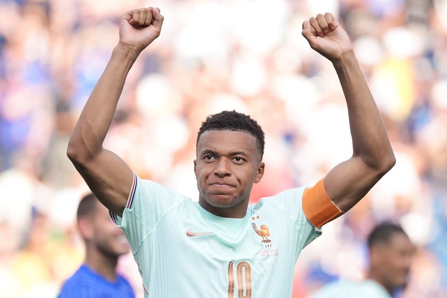 (260709) -- BOSTON, 9 julio, 2026 (Xinhua) -- El jugador Kylian Mbappé, de Francia, saluda a la audiencia al término del partido de cuartos de final de la Copa Mundial de la FIFA 2026 ante Marruecos, celebrado en el Estadio Boston, en Boston, Estados Unidos, el 9 de julio de 2026. (Xinhua/Lui Siu Wai) (rtg) (da) (ah)